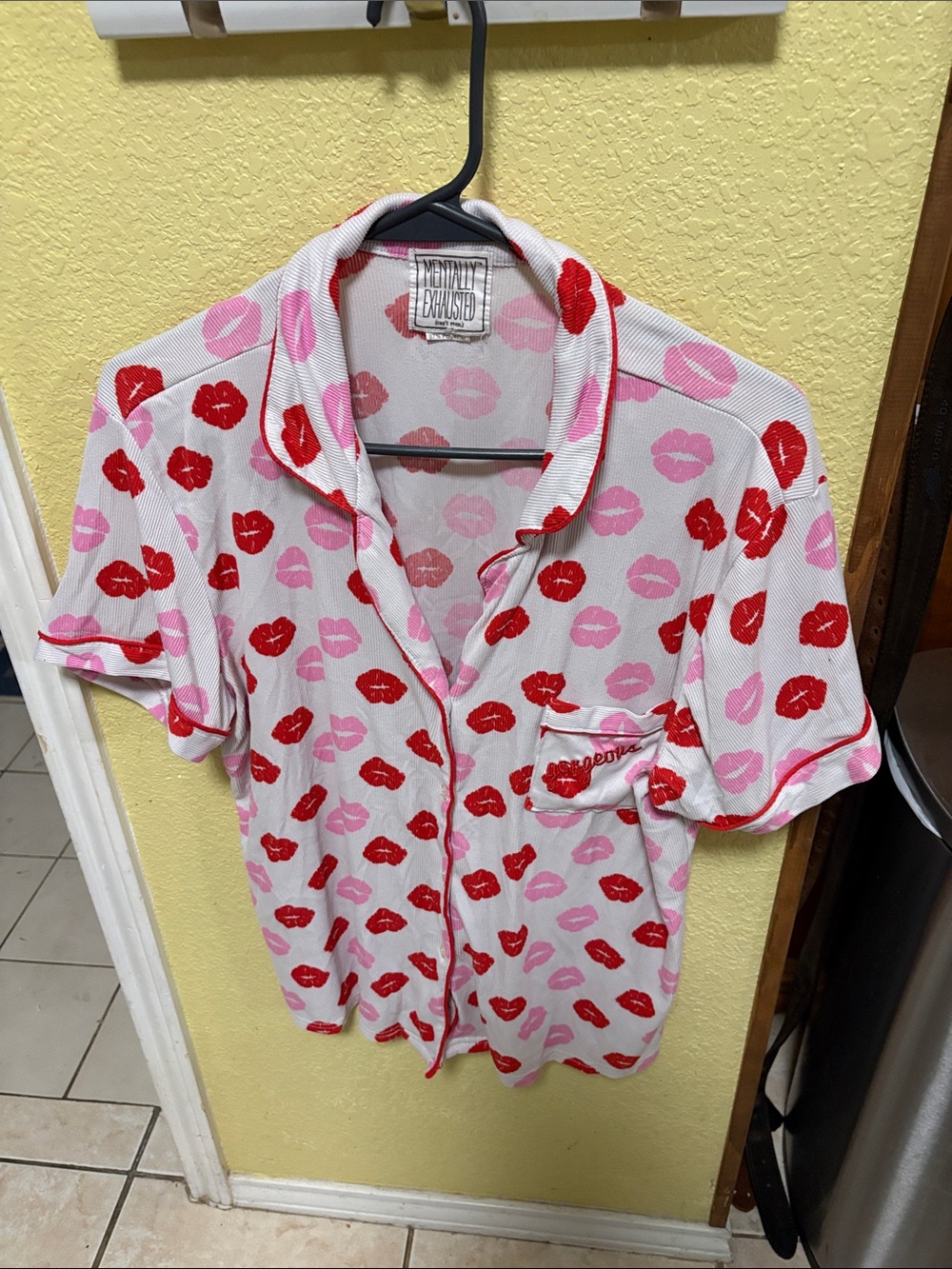 Lip-Print Short Sleeve Pajama Top in Pink & Red